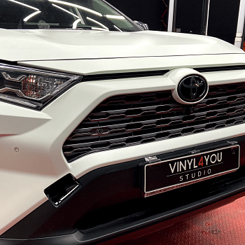 Защитная оклейка переднего бампера Toyota RAV4